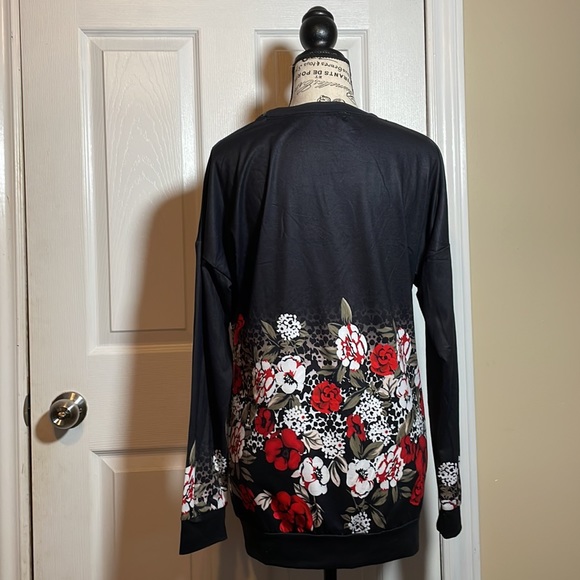 Beautiful long sleeve top with pockets. - Picture 3 of 4